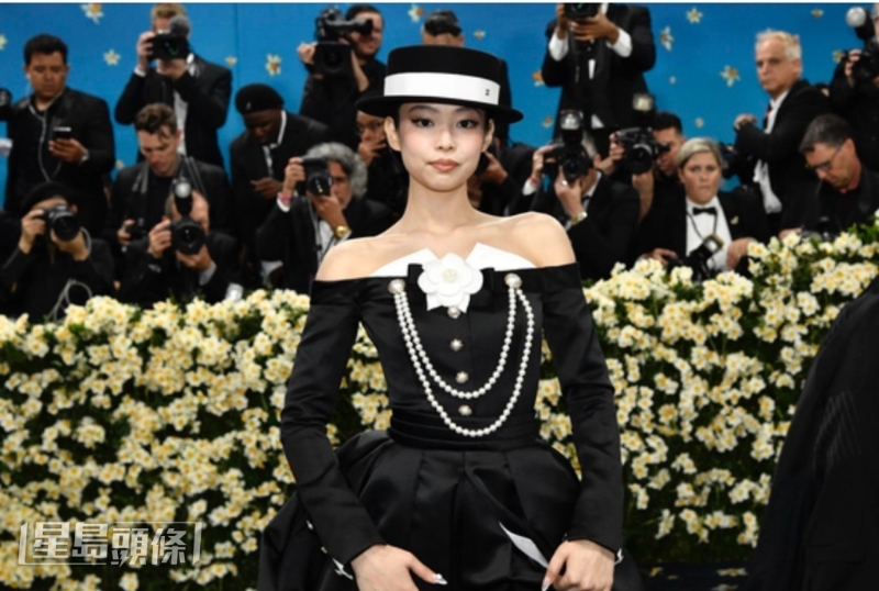 Jennie以复古晚装示人。 Jennie以复古晚装示人。