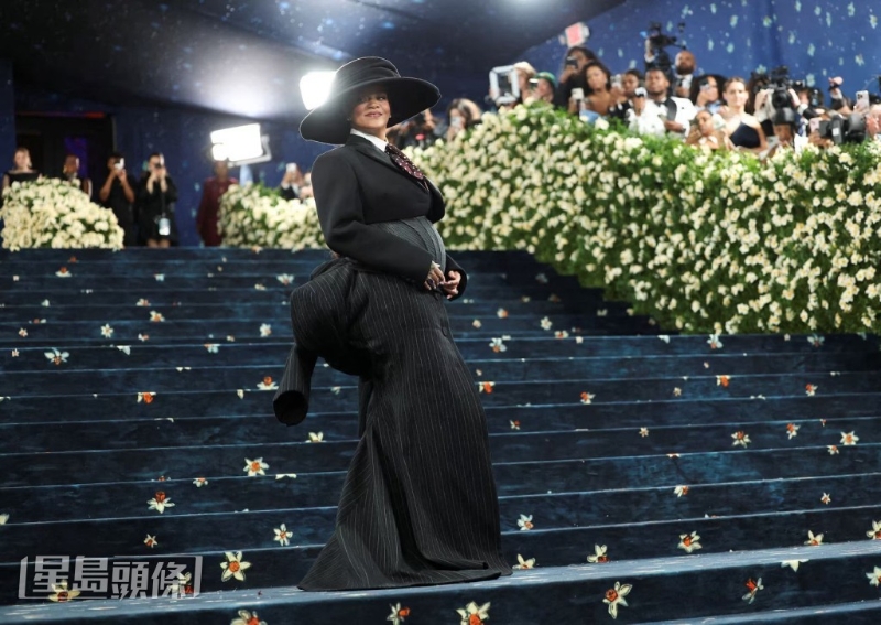 Rihanna的打扮前凸后凸。 Rihanna的打扮前凸后凸。