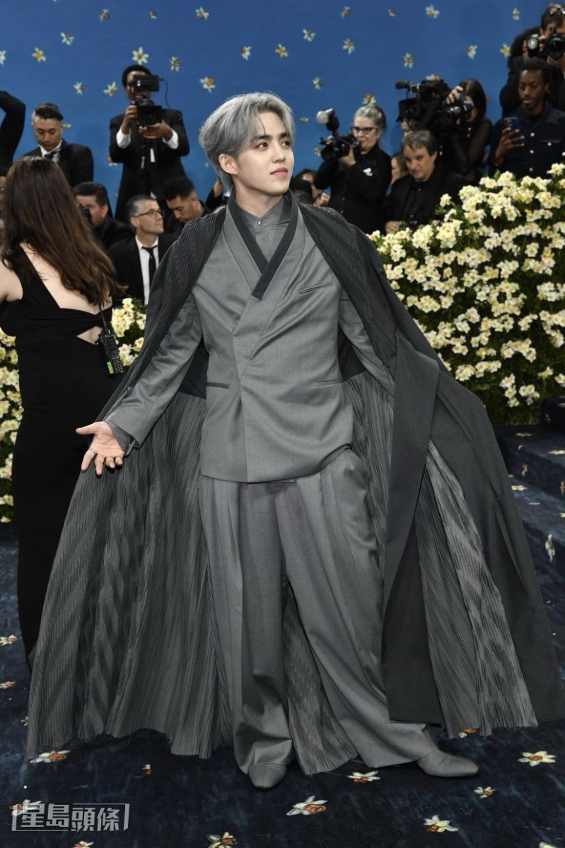 SEVENTEEN成员S.Coups以吸血鬼造型示人。 SEVENTEEN成员S.Coups以吸血鬼造型示人。