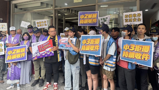 台中罢免中二选区蓝委颜宽恒和中三选区蓝委杨琼璎团体6日前往台中市选委会送件,分别送进3万3099件和2万6775分联署书。 台中罢免中二选区蓝委颜宽恒和中三选区蓝委杨琼璎团体6日前往台中市选委会送件,分别送进3万3099件和2万6775分联署书。