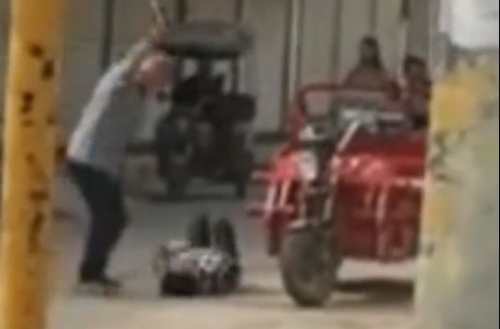 西安躁夫当街把老婆打到躺街。抖音@河南乡村频道 西安躁夫当街把老婆打到躺街。抖音@河南乡村频道