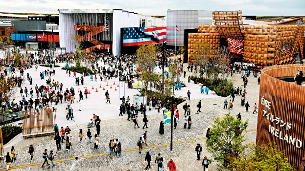 观众周日首天进场参观大坂世博会。 观众周日首天进场参观大坂世博会。