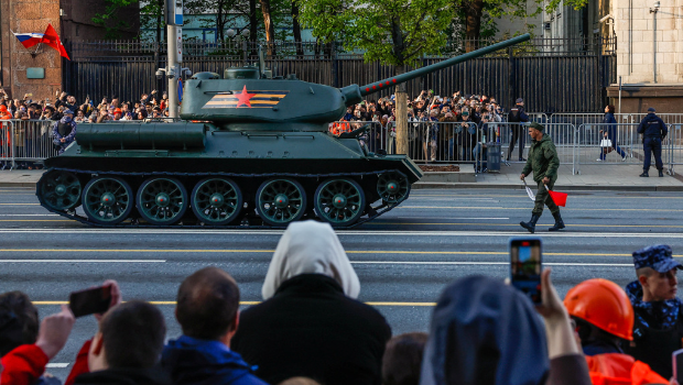 俄罗斯莫斯科街头4日出现苏联时期T-34坦克 俄罗斯莫斯科街头4日出现苏联时期T-34坦克