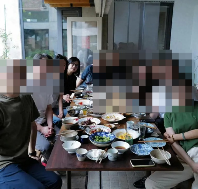 近日,有网民在社交网上晒出两张与赵薇聚餐的合照。 近日,有网民在社交网上晒出两张与赵薇聚餐的合照。