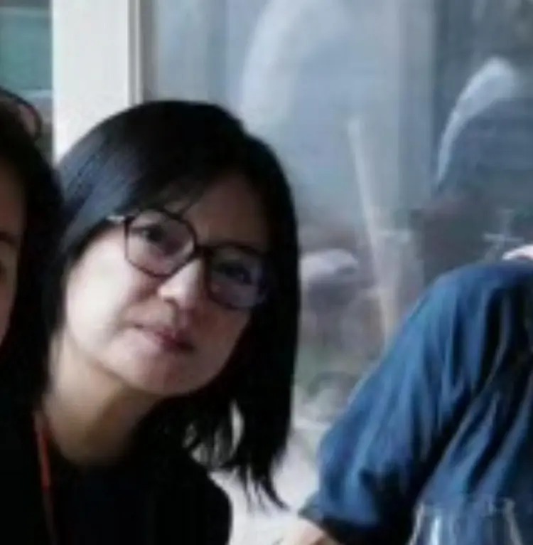 赵薇留着一头黑色短发,以素颜状态现身并身穿深色T恤及佩戴黑框眼镜,虽展露笑容却难掩疲惫神态。 赵薇留着一头黑色短发,以素颜状态现身并身穿深色T恤及佩戴黑框眼镜,虽展露笑容却难掩疲惫神态。