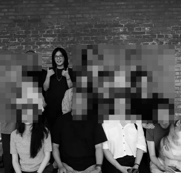 在另一张照片中赵薇与多名友人大合照,她左臂接近手腕处局部隆起一圆形物体,部份网民推测或为皮下脂肪瘤。 在另一张照片中赵薇与多名友人大合照,她左臂接近手腕处局部隆起一圆形物体,部份网民推测或为皮下脂肪瘤。