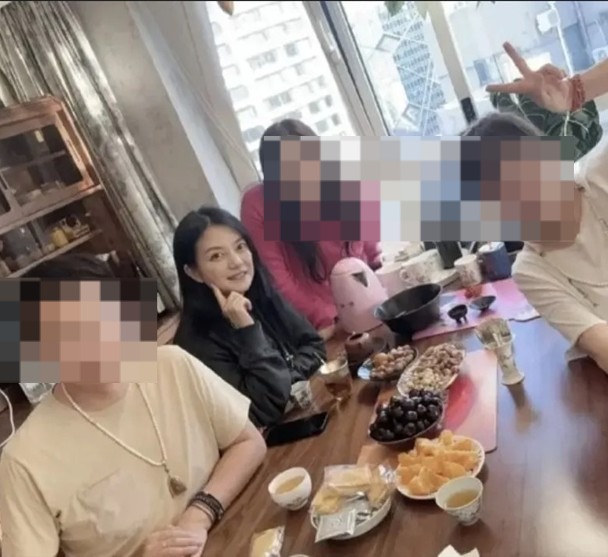 早前有网民于社交网上晒出一张与赵薇及几位友人新年聚餐的合照,当中离婚后首现身的赵薇素颜上阵,白皙透亮的肌肤加上浓眉大眼,状态似乎未受失婚影响。 早前有网民于社交网上晒出一张与赵薇及几位友人新年聚餐的合照,当中离婚后首现身的赵薇素颜上阵,白皙透亮的肌肤加上浓眉大眼,状态似乎未受失婚影响。