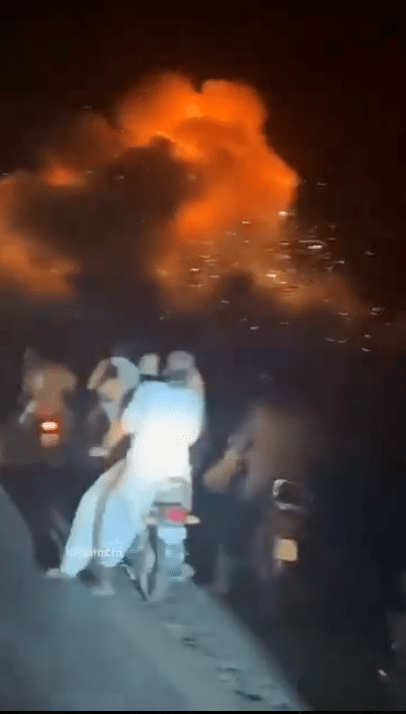 从网上影片可见,多枚导弹落在公路的前方,引起巨大爆炸 从网上影片可见,多枚导弹落在公路的前方,引起巨大爆炸