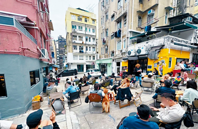 每逢周末及假日,太平山街部分街道坐满顾客,于露天享受餐饮。.jpg 每逢周末及假日,太平山街部分街道坐满顾客,于露天享受餐饮。.jpg