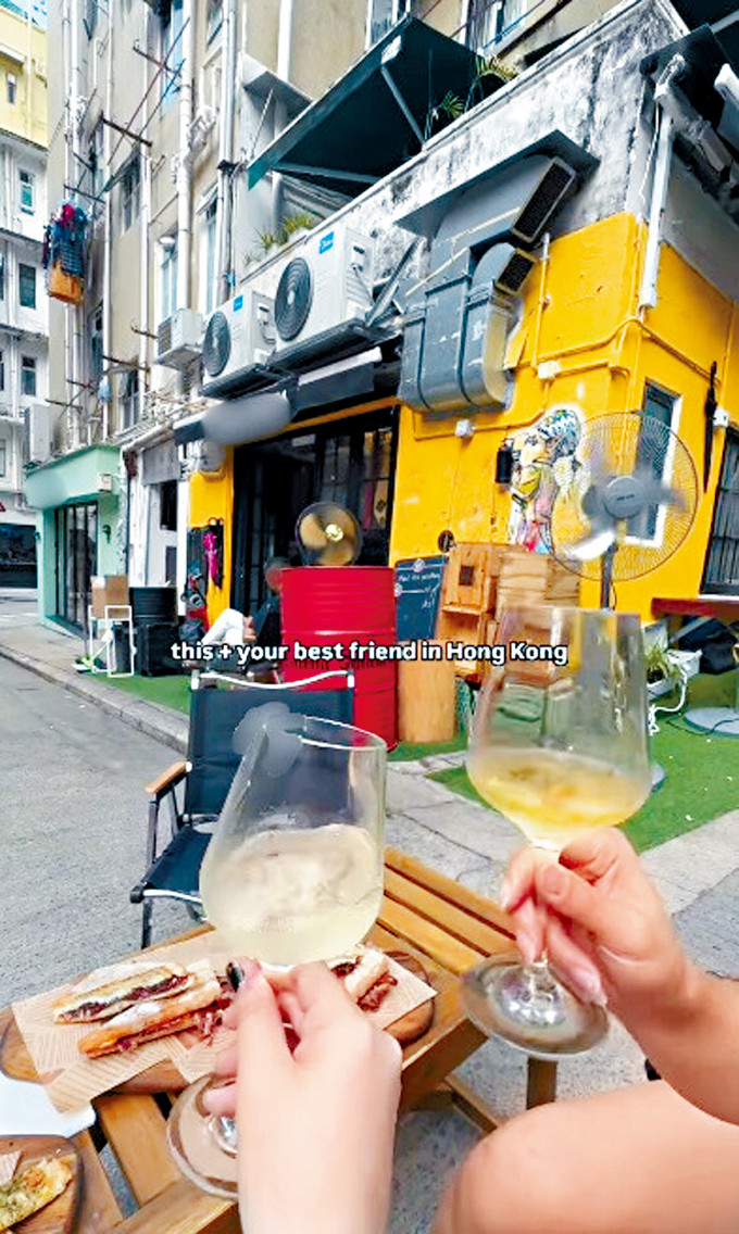 有涉事店舖被指提供桌椅及户外风扇给顾客。 有涉事店舖被指提供桌椅及户外风扇给顾客。