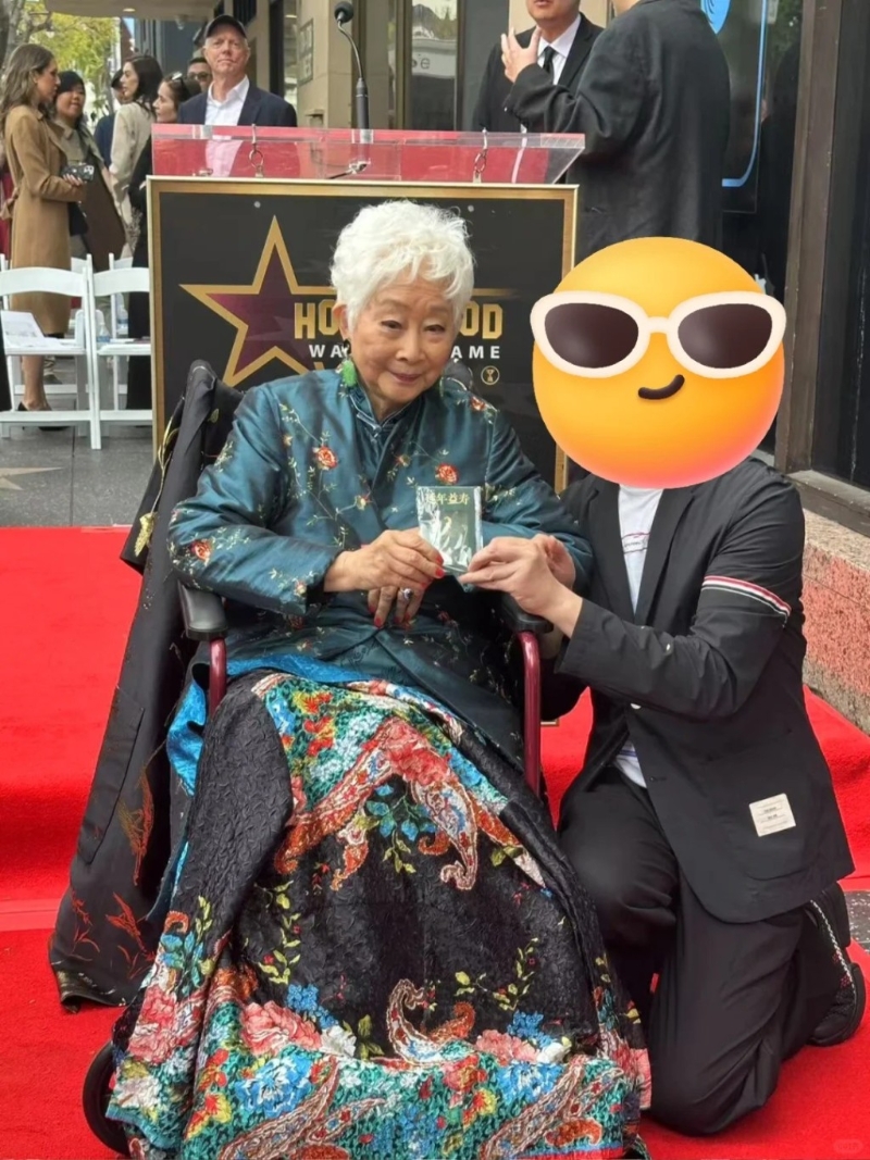 昨日(6日,当地时间5月5日),卢燕出席好莱坞星光大道授星典礼。 昨日(6日,当地时间5月5日),卢燕出席好莱坞星光大道授星典礼。