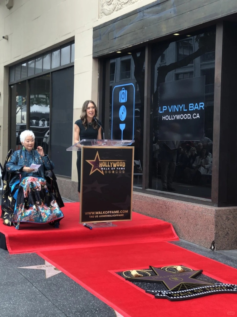 有网民在小红书上晒出多张卢燕出席典礼的照片,可见满头白发的她身着中式长袍并佩戴翡翠首饰,优雅现身。 有网民在小红书上晒出多张卢燕出席典礼的照片,可见满头白发的她身着中式长袍并佩戴翡翠首饰,优雅现身。