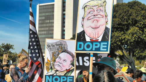 特朗普上任百日政绩不获加州选民支持,图为民众在洛杉矶街头抗议特朗普和马斯克。 特朗普上任百日政绩不获加州选民支持,图为民众在洛杉矶街头抗议特朗普和马斯克。