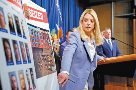 司法部长邦迪6日在记者会上表示,此次行 动由联邦缉毒局牵头,联同地方机构进行,旨在打击全美最大且最危险的贩毒及外国恐 怖组织。 司法部长邦迪6日在记者会上表示,此次行 动由联邦缉毒局牵头,联同地方机构进行,旨在打击全美最大且最危险的贩毒及外国恐 怖组织。