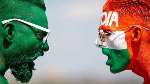 2021年10月23日,两名男子在脸上涂鸦印度和巴基斯坦国旗。路透社 2021年10月23日,两名男子在脸上涂鸦印度和巴基斯坦国旗。路透社