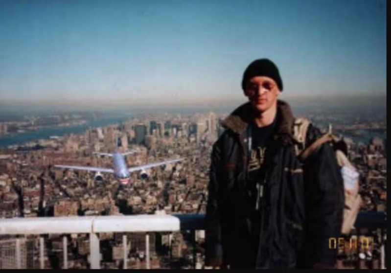 2001年纽约911袭击发生后数天,网传一男子看似在飞机撞击前一刻站在世贸中心观景台的照片。 2001年纽约911袭击发生后数天,网传一男子看似在飞机撞击前一刻站在世贸中心观景台的照片。