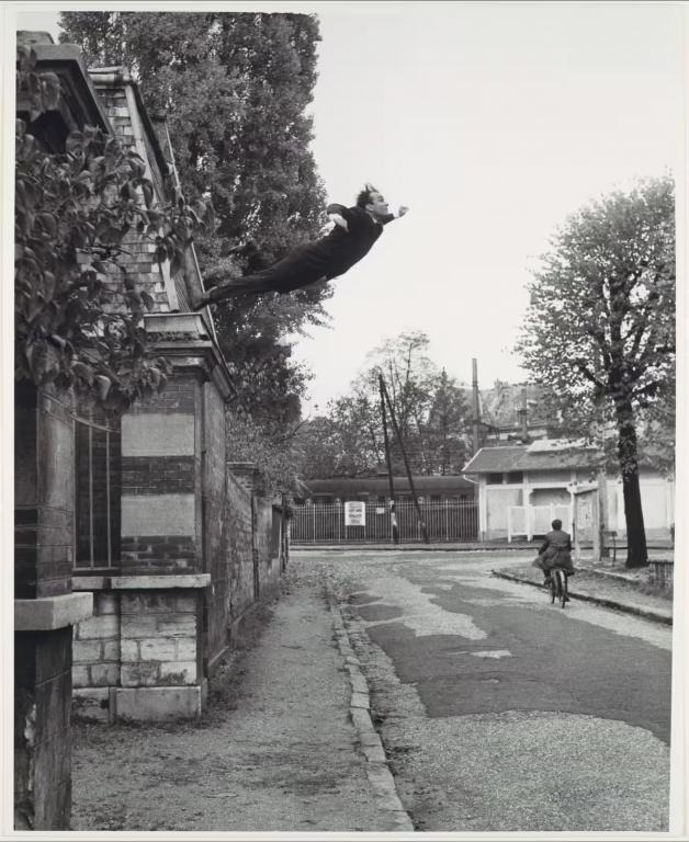 1960年法国艺术家克莱因作品《堕入虚空》震惊世界,照片看似捕捉他无畏地从巴黎一处屋顶飞跃而下。 1960年法国艺术家克莱因作品《堕入虚空》震惊世界,照片看似捕捉他无畏地从巴黎一处屋顶飞跃而下。