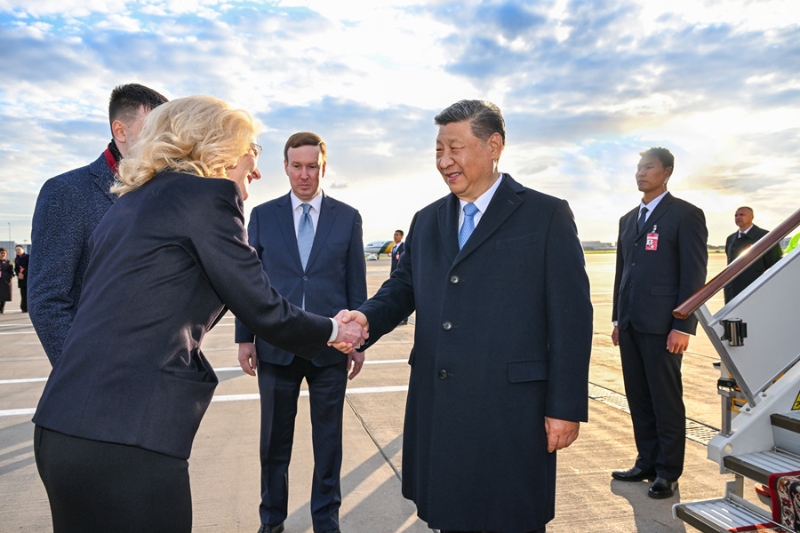 当地时间5月7日晚,国家主席习近平乘专机抵达莫斯科,应俄罗斯总统普京邀请,对俄罗斯进行国事访问并出席纪念苏联伟大卫国战争胜利80周年庆典。习近平抵达莫斯科伏努科沃专机机场时,俄罗斯副总理戈利科娃等政府高级官员热情迎接。新华社 当地时间5月7日晚,国家主席习近平乘专机抵达莫斯科,应俄罗斯总统普京邀请,对俄罗斯进行国事访问并出席纪念苏联伟大卫国战争胜利80周年庆典。习近平抵达莫斯科伏努科沃专机机场时,俄罗斯副总理戈利科娃等政府高级官员热情迎接。新华社