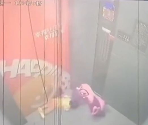 玩具车上幼童被电梯拉扯至凌空360度摔落地 玩具车上幼童被电梯拉扯至凌空360度摔落地