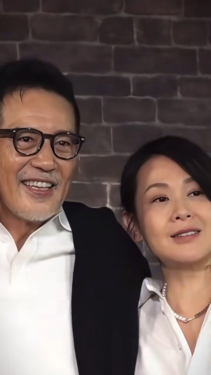 秦汉年近80但仍然毫无老态,十分犀利。 秦汉年近80但仍然毫无老态,十分犀利。