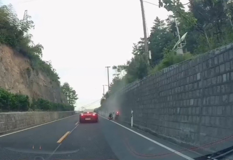 保时捷司机先逆线,之后追尾撞上电动车。 保时捷司机先逆线,之后追尾撞上电动车。