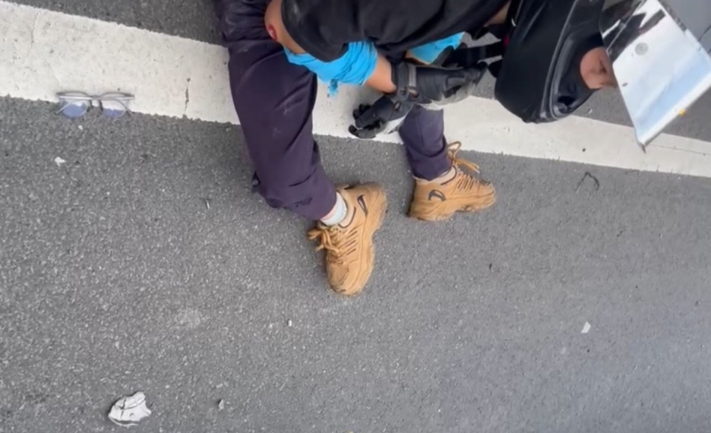 电动车司机手臂被撞至骨折 电动车司机手臂被撞至骨折