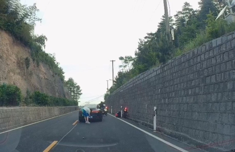 保时捷司机肇事后第一时间换车牌。 保时捷司机肇事后第一时间换车牌。