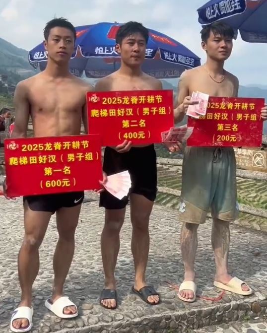 两名作弊者成功率先登顶。 两名作弊者成功率先登顶。