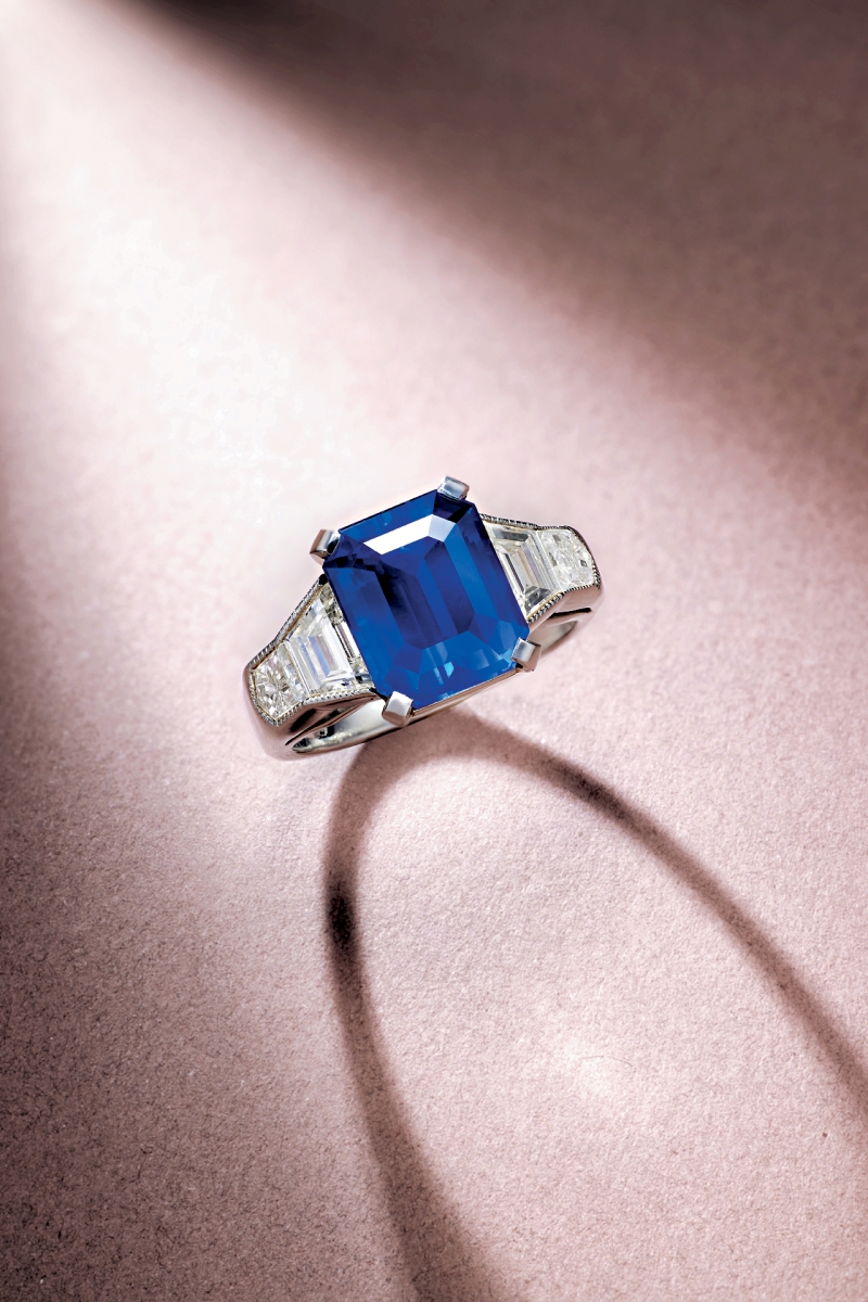 5.02卡克什米尔蓝宝石配钻石戒指 附SSEF及Gübelin证书 估价:280万至380万港元 5.02卡克什米尔蓝宝石配钻石戒指 附SSEF及Gübelin证书 估价:280万至380万港元