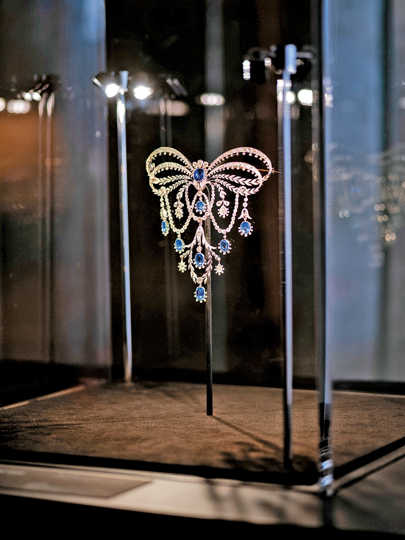 约1906年,由法国高级珠宝品牌Chaumet出品的蝴蝶结胸饰,以金配铂金镶嵌钻石及蓝宝石。 约1906年,由法国高级珠宝品牌Chaumet出品的蝴蝶结胸饰,以金配铂金镶嵌钻石及蓝宝石。
