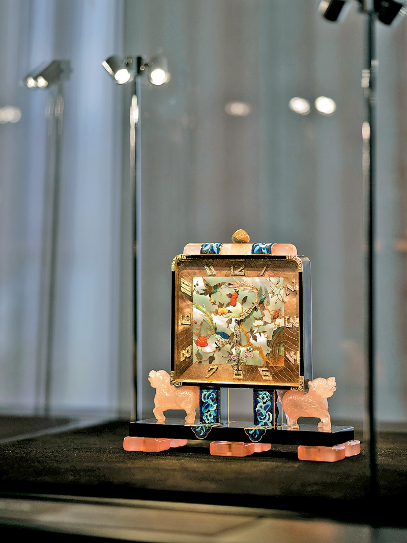 约1925年,出产的中国风座钟,由Vladimir Makovsky (1884-1966)为Lacloche Freres细工镶嵌,以金及铂金制造,镶嵌钻石、珍珠贝母、粉晶、黑漆、珊瑚、贝壳、缟玛瑙、硬石及珐琅。 约1925年,出产的中国风座钟,由Vladimir Makovsky (1884-1966)为Lacloche Freres细工镶嵌,以金及铂金制造,镶嵌钻石、珍珠贝母、粉晶、黑漆、珊瑚、贝壳、缟玛瑙、硬石及珐琅。