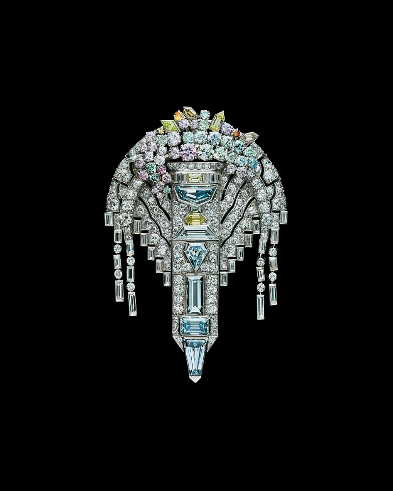 铂金镶钻石多彩钻石喷泉胸针,约1925年面世。 铂金镶钻石多彩钻石喷泉胸针,约1925年面世。
