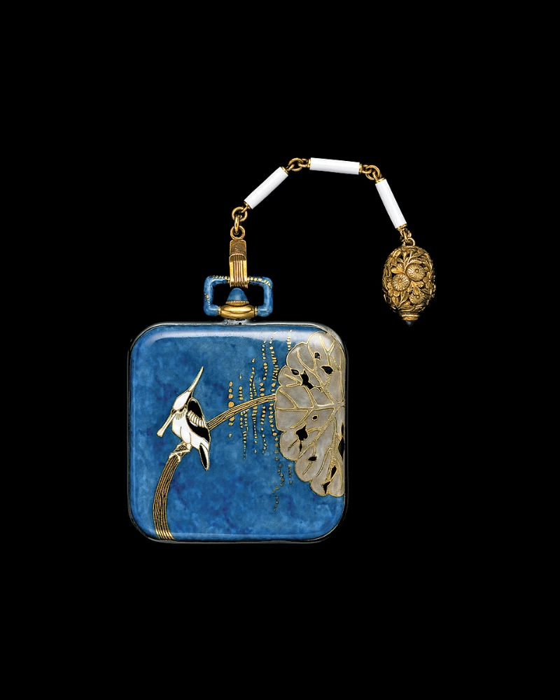 日本印笼风格怀表是约1925年的作品,机芯出自Vacheron Constantin,以金、蓝宝石及珐琅打造。 日本印笼风格怀表是约1925年的作品,机芯出自Vacheron Constantin,以金、蓝宝石及珐琅打造。