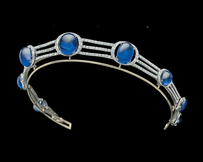 约1921年面世的Chaumet项链或头饰,铂金制造镶嵌、蓝宝石、钻石。 约1921年面世的Chaumet项链或头饰,铂金制造镶嵌、蓝宝石、钻石。