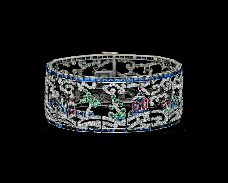 中国风手链乃Strauss, Allard & Meyer约1925年出品,以铂金制造,镶嵌钻石、蓝宝石、红宝石、祖母绿。 中国风手链乃Strauss, Allard & Meyer约1925年出品,以铂金制造,镶嵌钻石、蓝宝石、红宝石、祖母绿。