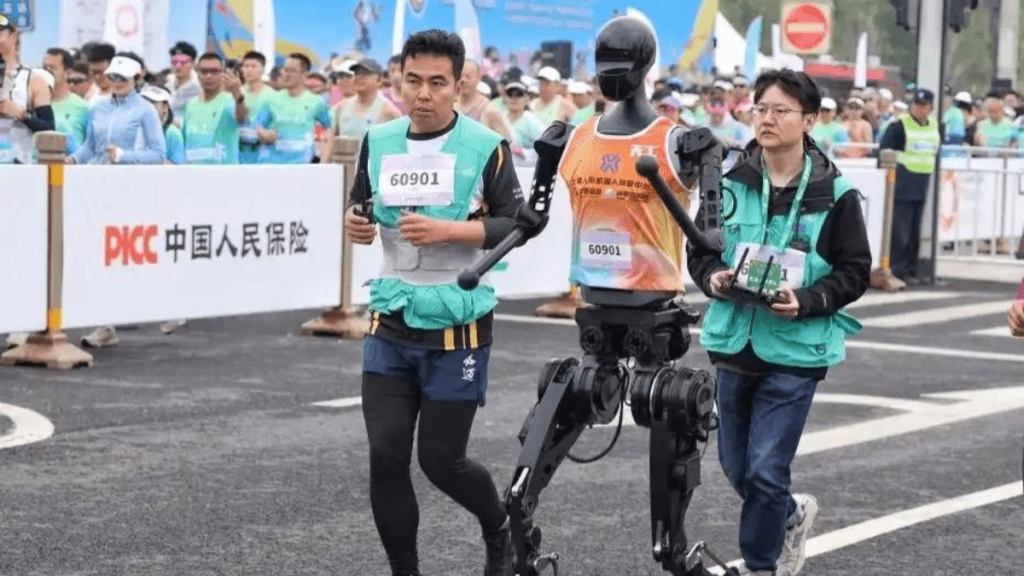 天工Ultra机械人获半马冠军,小米、优必选为股东。 天工Ultra机械人获半马冠军,小米、优必选为股东。