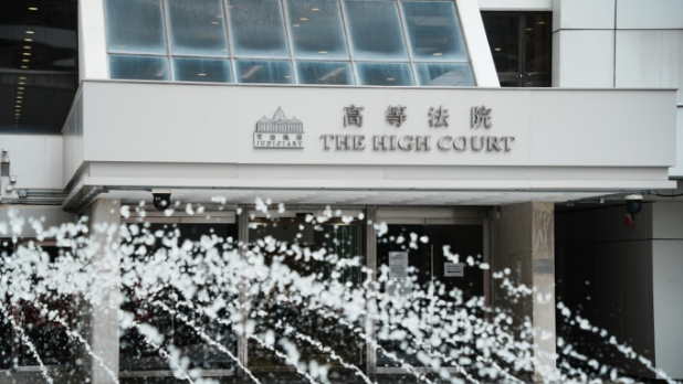 首被告何卓为接受辩方盘问否认 首被告何卓为接受辩方盘问否认