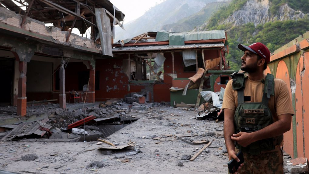 印巴爆发近代最大规模空战,125架战斗机在空中缠斗1小时。图为遭印度空袭的巴基斯坦清真寺。 印巴爆发近代最大规模空战,125架战斗机在空中缠斗1小时。图为遭印度空袭的巴基斯坦清真寺。