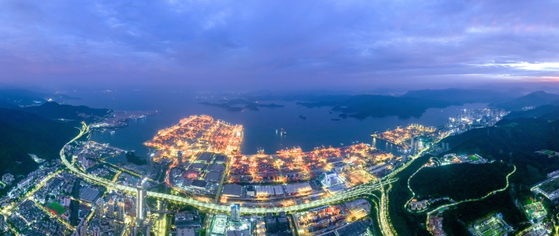图为深圳盐田港夜景。 图为深圳盐田港夜景。