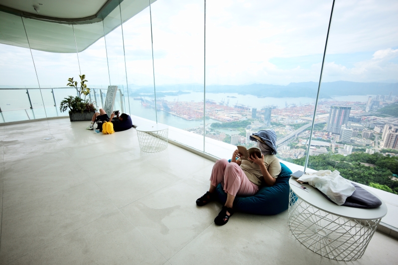 盐田区的“云海公园”拥有800平方米的森林服务站和4000平方米的开放草地,可供市民或游客休闲散步、半山阅读和简餐等 盐田区的“云海公园”拥有800平方米的森林服务站和4000平方米的开放草地,可供市民或游客休闲散步、半山阅读和简餐等