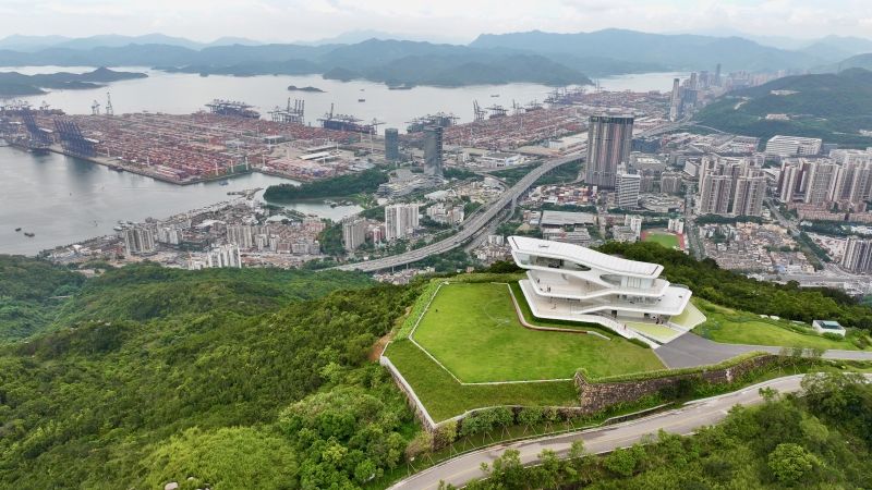 一艘设计独特的“白色邮轮”在公园内显得格外醒目 一艘设计独特的“白色邮轮”在公园内显得格外醒目