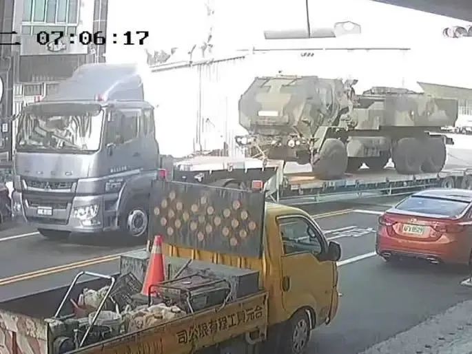 “海马斯”多管火箭系统 “海马斯”多管火箭系统