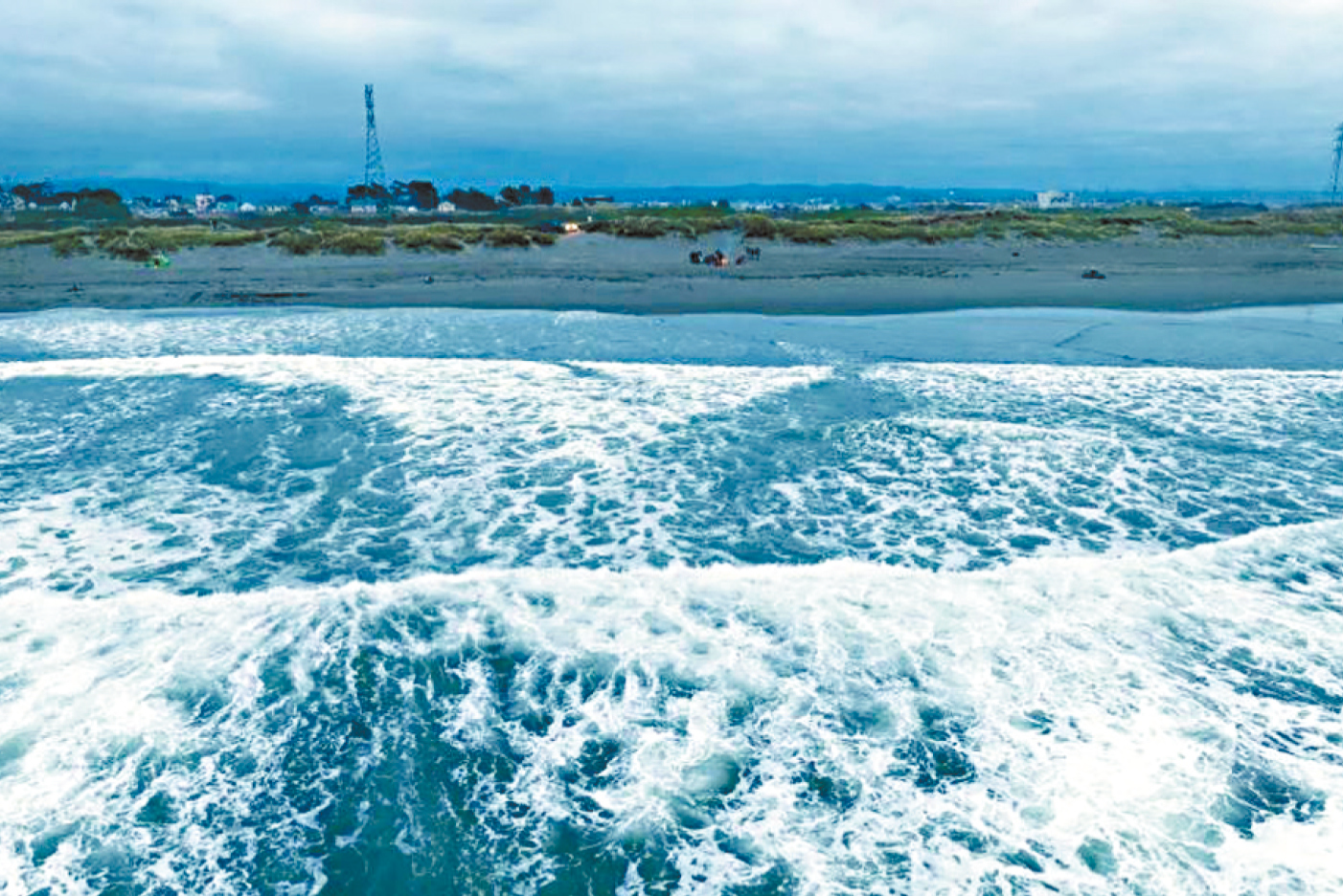 日落时分,尤里卡(Eureka)萨摩亚半岛的海滩篝火带来温暖。 洛杉矶时报.jpeg 日落时分,尤里卡(Eureka)萨摩亚半岛的海滩篝火带来温暖。 洛杉矶时报.jpeg