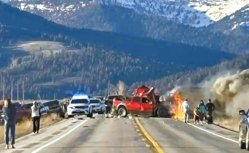 1日,爱达荷州通往黄石公园的路上皮卡车和旅游车相撞,7死8伤。 美联社 1日,爱达荷州通往黄石公园的路上皮卡车和旅游车相撞,7死8伤。 美联社