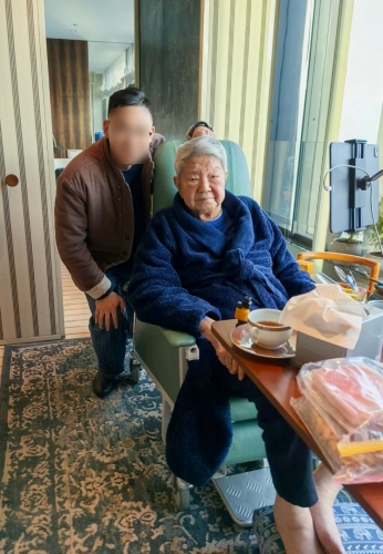 近日有饮食博主探访蔡澜,并在小红书贴出与蔡澜的合照。 近日有饮食博主探访蔡澜,并在小红书贴出与蔡澜的合照。