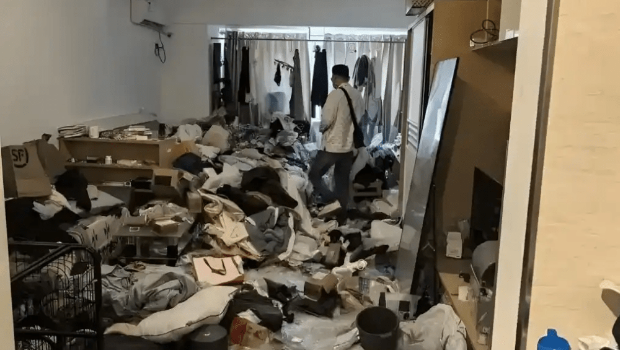 女租客欠租失联,400多呎公寓成垃圾屋。 女租客欠租失联,400多呎公寓成垃圾屋。