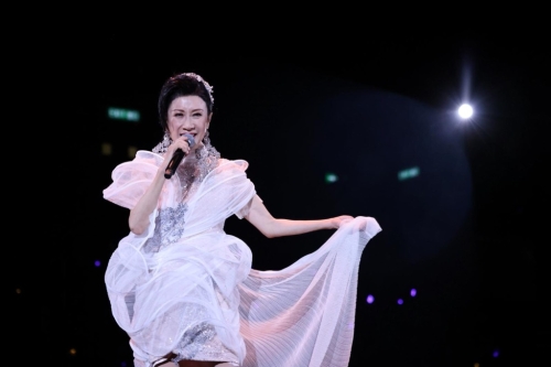 卢国沾填词作品多达3000多首,吕珊届时献唱金曲。 卢国沾填词作品多达3000多首,吕珊届时献唱金曲。