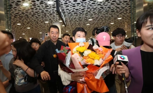 赵心童回到深圳。 赵心童回到深圳。