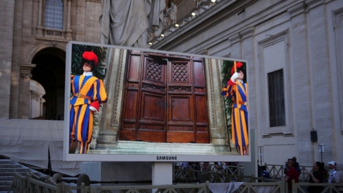 身在梵蒂冈的群众透过大屏幕关注西斯汀教堂的动静。 美联社 身在梵蒂冈的群众透过大屏幕关注西斯汀教堂的动静。 美联社