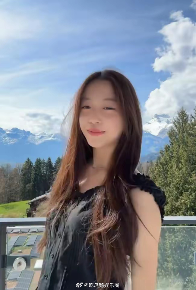 赵薇15岁女儿小四月。1 赵薇15岁女儿小四月。1